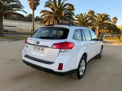 Subaru Outback 2010 en buen estado - miniatura 3