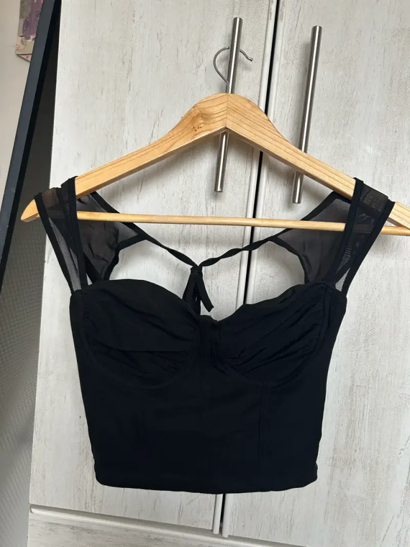 Top negro con tirantes de encaje - 1