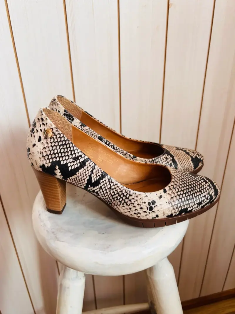Zapatos de tacón con estampado de serpiente - 1