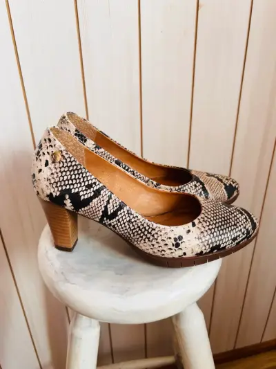 Zapatos de tacón con estampado de serpiente - miniatura 1