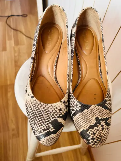 Zapatos de tacón con estampado de serpiente - miniatura 2