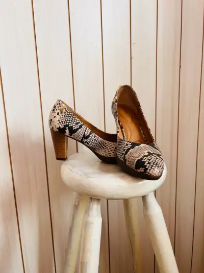 Zapatos de tacón con estampado de serpiente - miniatura 3