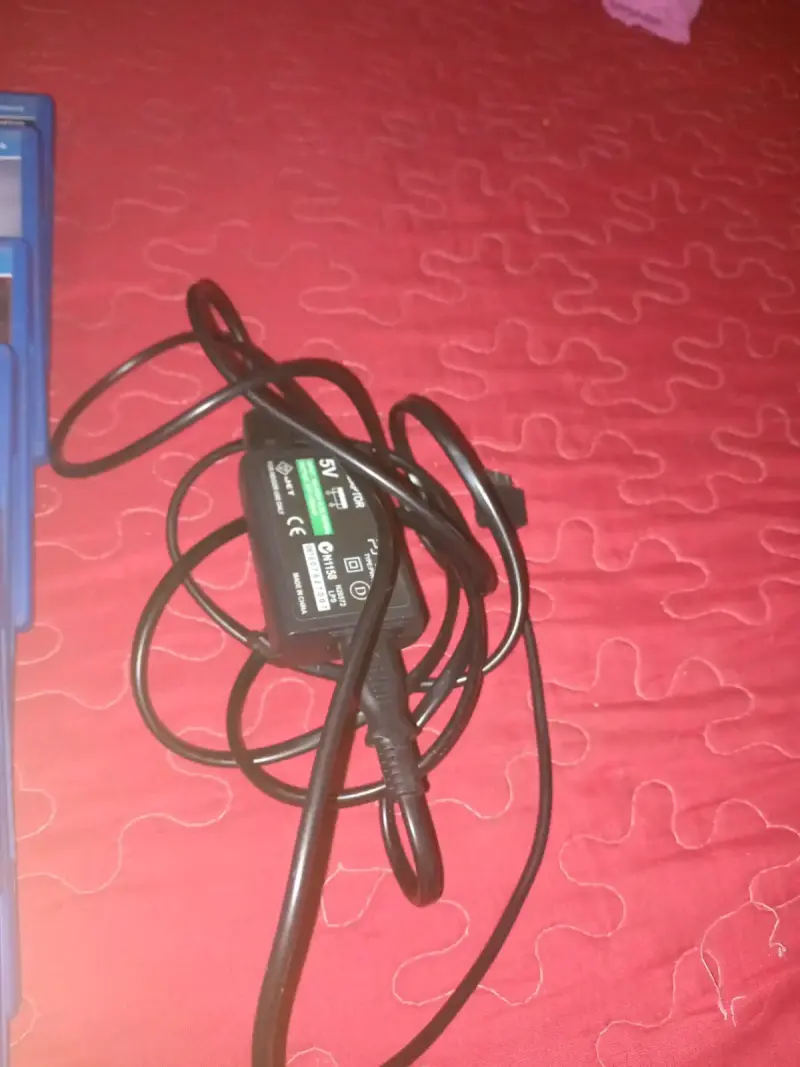 Consola PS Vita con juegos y accesorios - 2