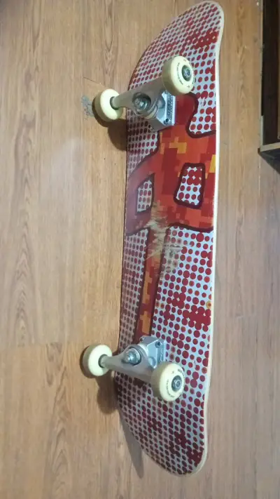 Skateboard clásico en buen estado - miniatura 2