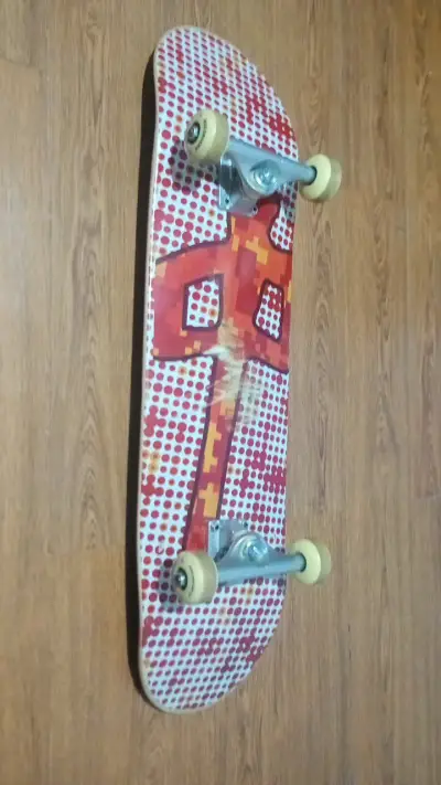 Skateboard clásico en buen estado - miniatura 3