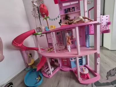 Casa de muñecas Barbie con tobogán y piscina - miniatura 1