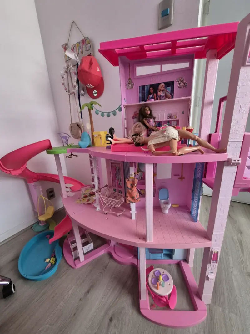 Casa de muñecas Barbie con tobogán y piscina - 2