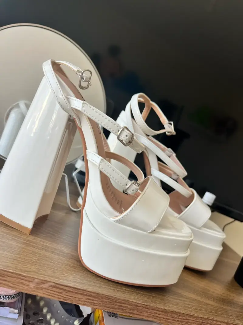 Sandalias de plataforma blancas con tacón alto