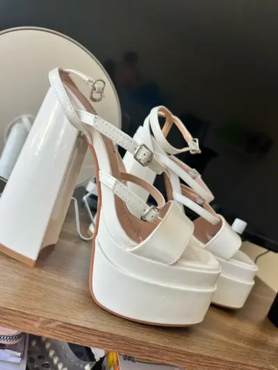 Sandalias de plataforma blancas con tacón alto - miniatura 1