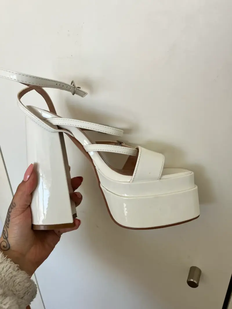 Sandalias de plataforma blancas con tacón alto - 2