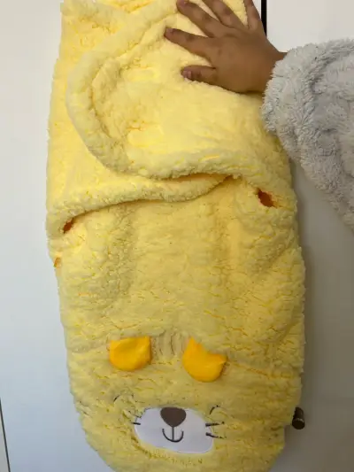 Saco de dormir infantil amarillo con diseño de león - miniatura 1