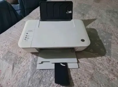 Impresora multifuncional HP DeskJet blanca - miniatura 1