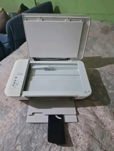Impresora multifuncional HP DeskJet blanca - miniatura 2