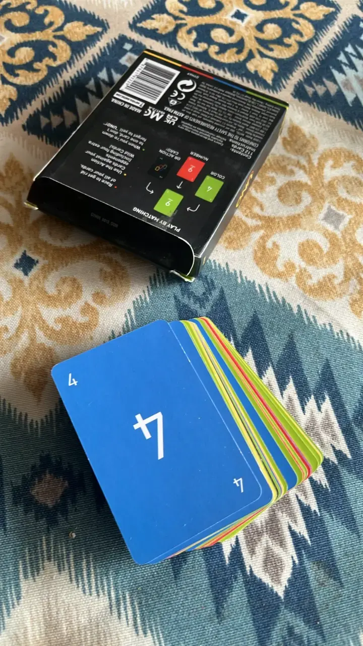 Juego de cartas UNO minimalista - 2