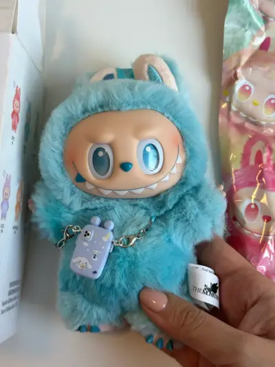 Labubu Azul Original Big into Energy Hope Pop Mart - miniatura 1