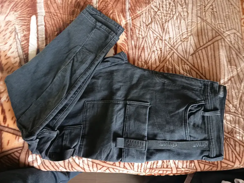 Jeans oscuros con bolsillos laterales - 1