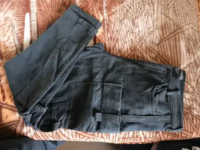 Jeans oscuros con bolsillos laterales - miniatura 1