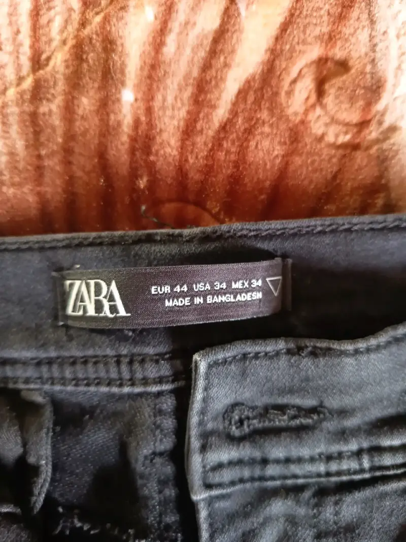 Jeans oscuros con bolsillos laterales - 2