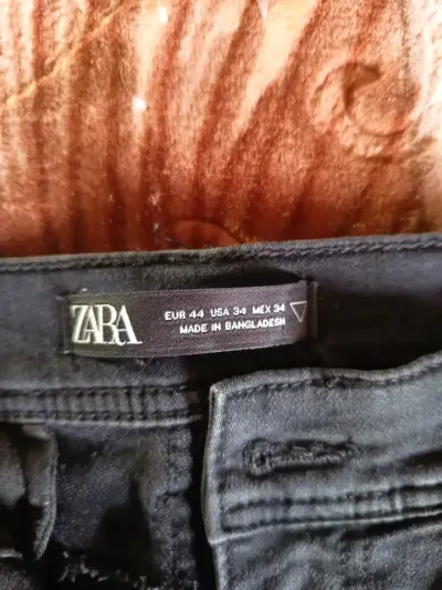 Jeans oscuros con bolsillos laterales - miniatura 2