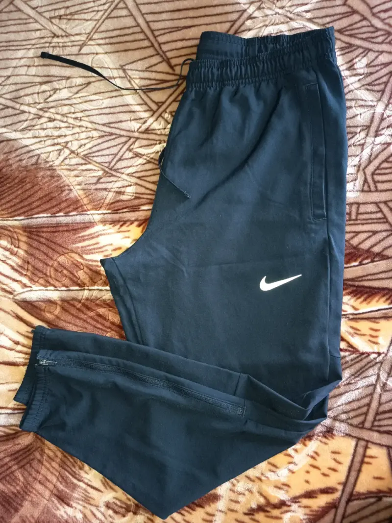 Pantalones deportivos Nike negros con logo - 1