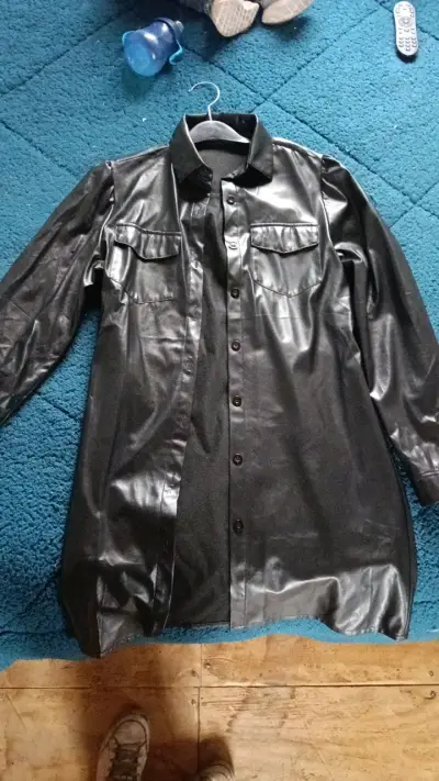 Camisa larga de cuero sintético negra - miniatura 1