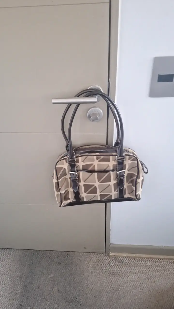 Bolso de mano beige con diseño geométrico - 1