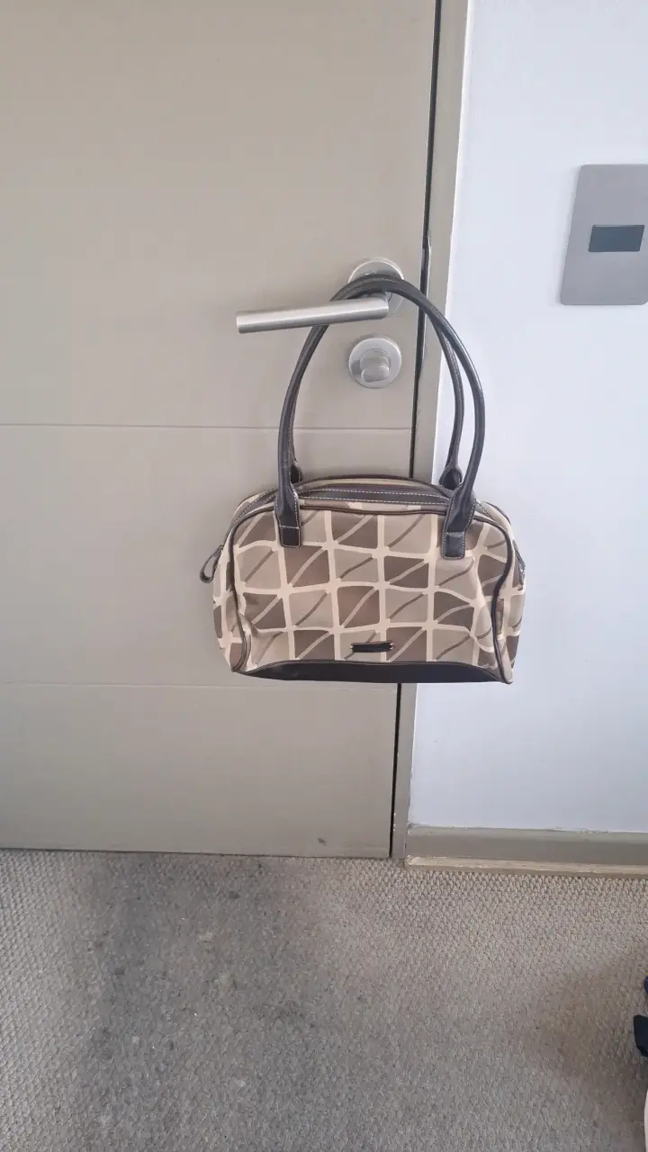 Bolso de mano beige con diseño geométrico - 2