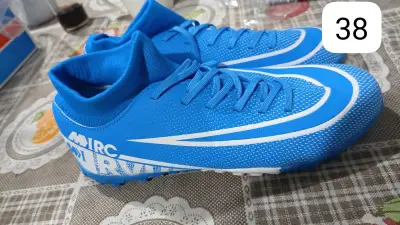 Zapatillas deportivas negras con detalles dorados - miniatura 3