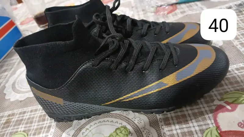 Zapatillas deportivas negras con detalles dorados - 4