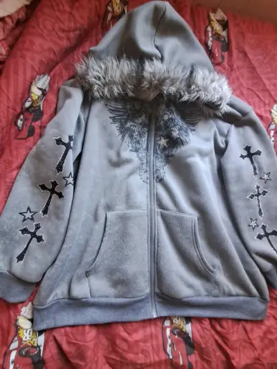 Polerón gris con capucha y diseño de cruces - miniatura 1
