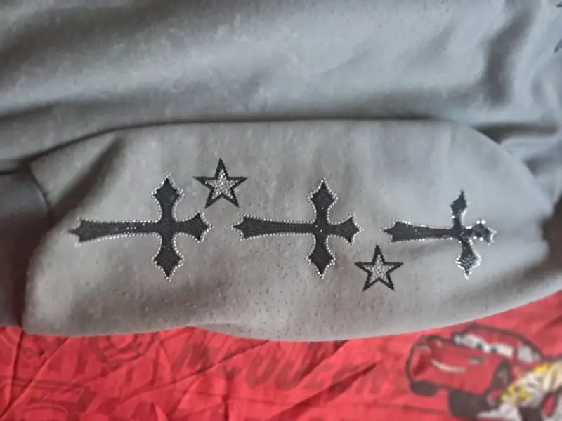 Polerón gris con capucha y diseño de cruces - 2