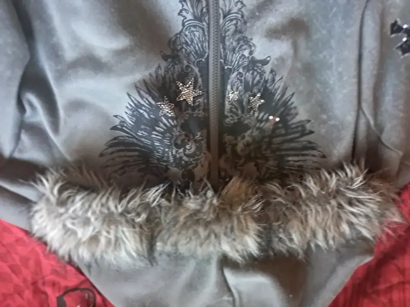 Polerón gris con capucha y diseño de cruces - 3