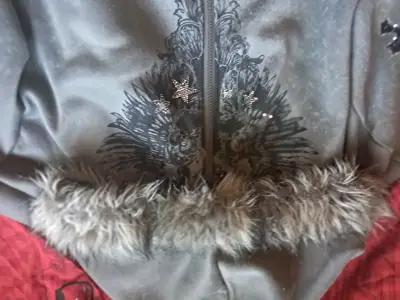 Polerón gris con capucha y diseño de cruces - miniatura 3