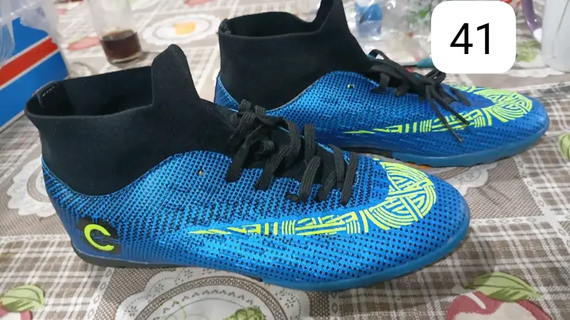 Zapatillas deportivas negras con detalles dorados - 2