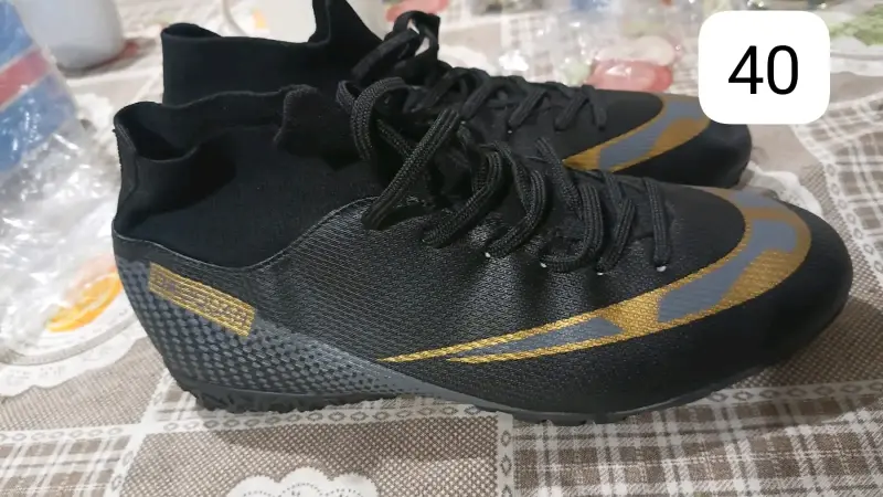 Zapatillas deportivas negras con detalles dorados - 6