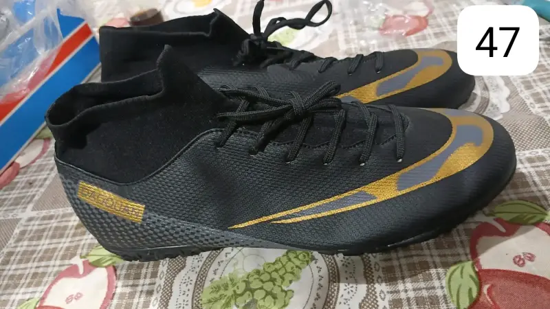 Zapatillas deportivas negras con detalles dorados - 1