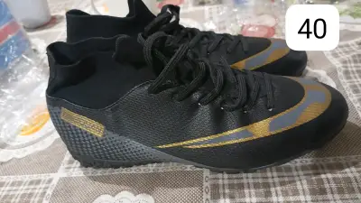 Zapatillas deportivas negras con detalles dorados - miniatura 6