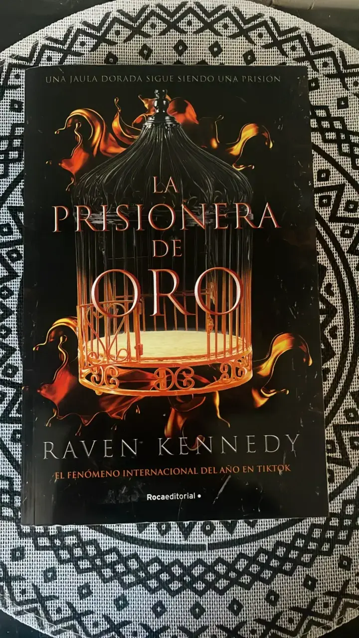 Libro 'La Prisionera de Oro' de Raven Kennedy - 1