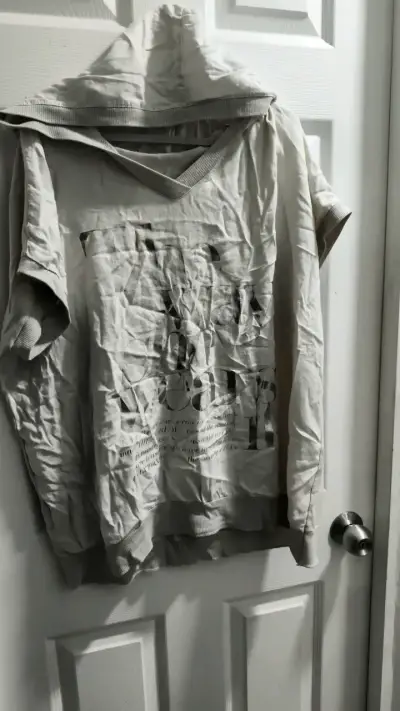Polera con capucha gris y beige claro estampada - miniatura 1