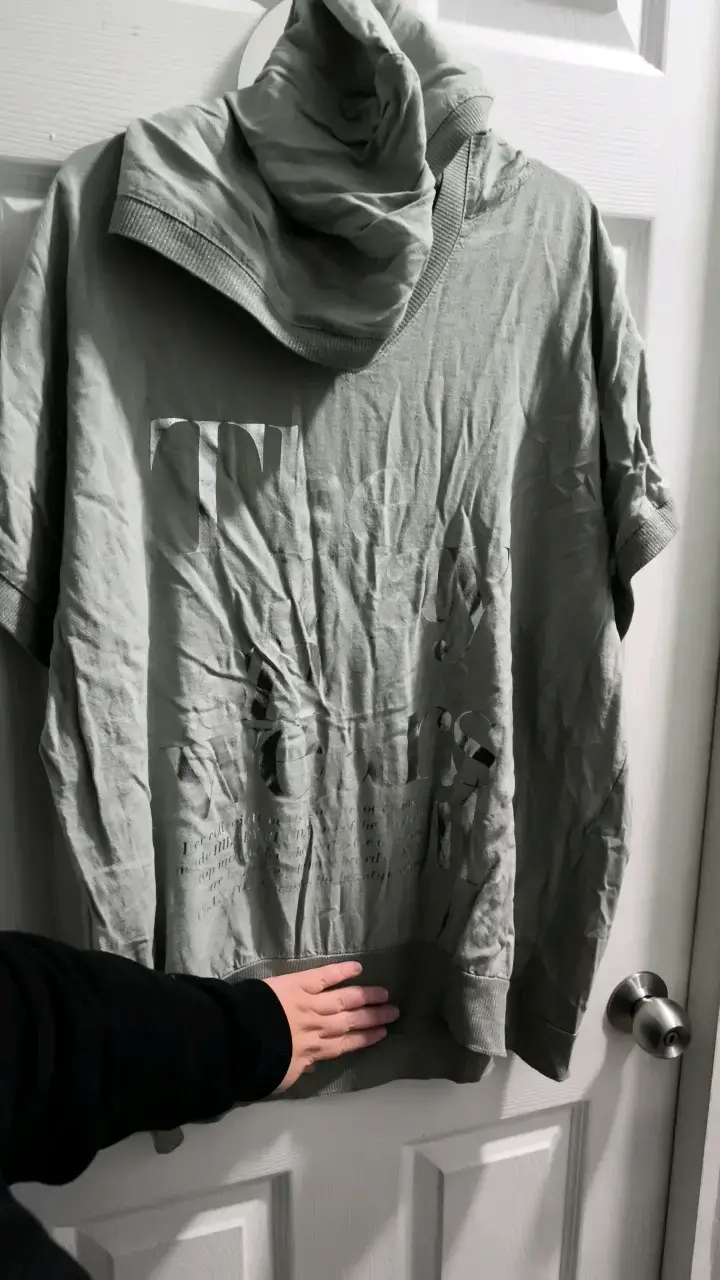 Polera con capucha gris y beige claro estampada - 2
