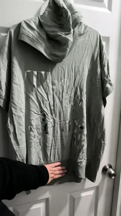 Polera con capucha gris y beige claro estampada - miniatura 2