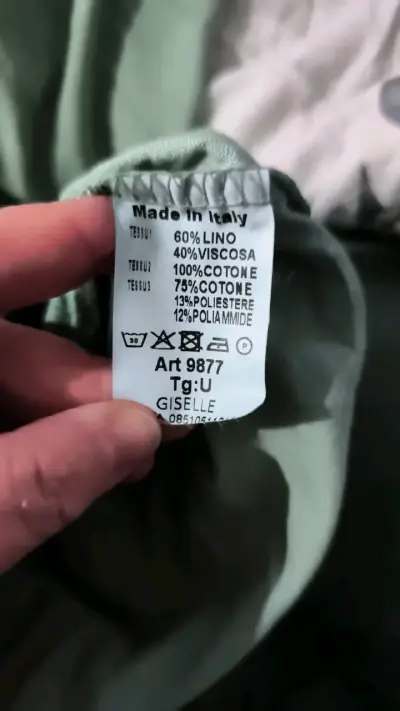Polera con capucha gris y beige claro estampada - miniatura 3