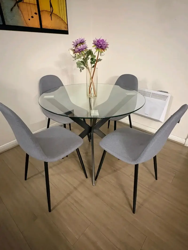 Juego de comedor redondo con sillas grises - 1