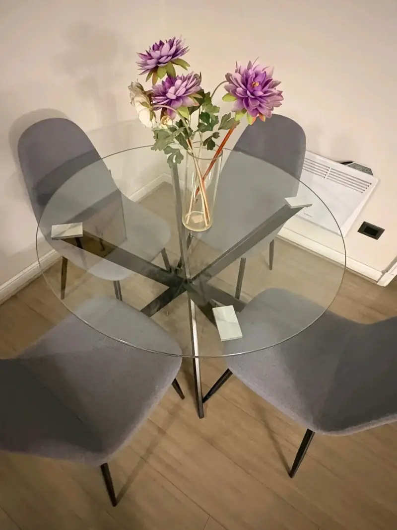 Juego de comedor redondo con sillas grises - 2
