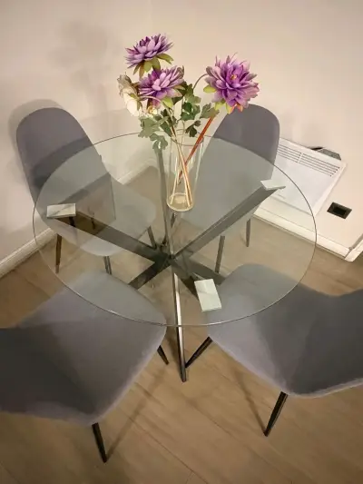 Juego de comedor redondo con sillas grises - miniatura 2