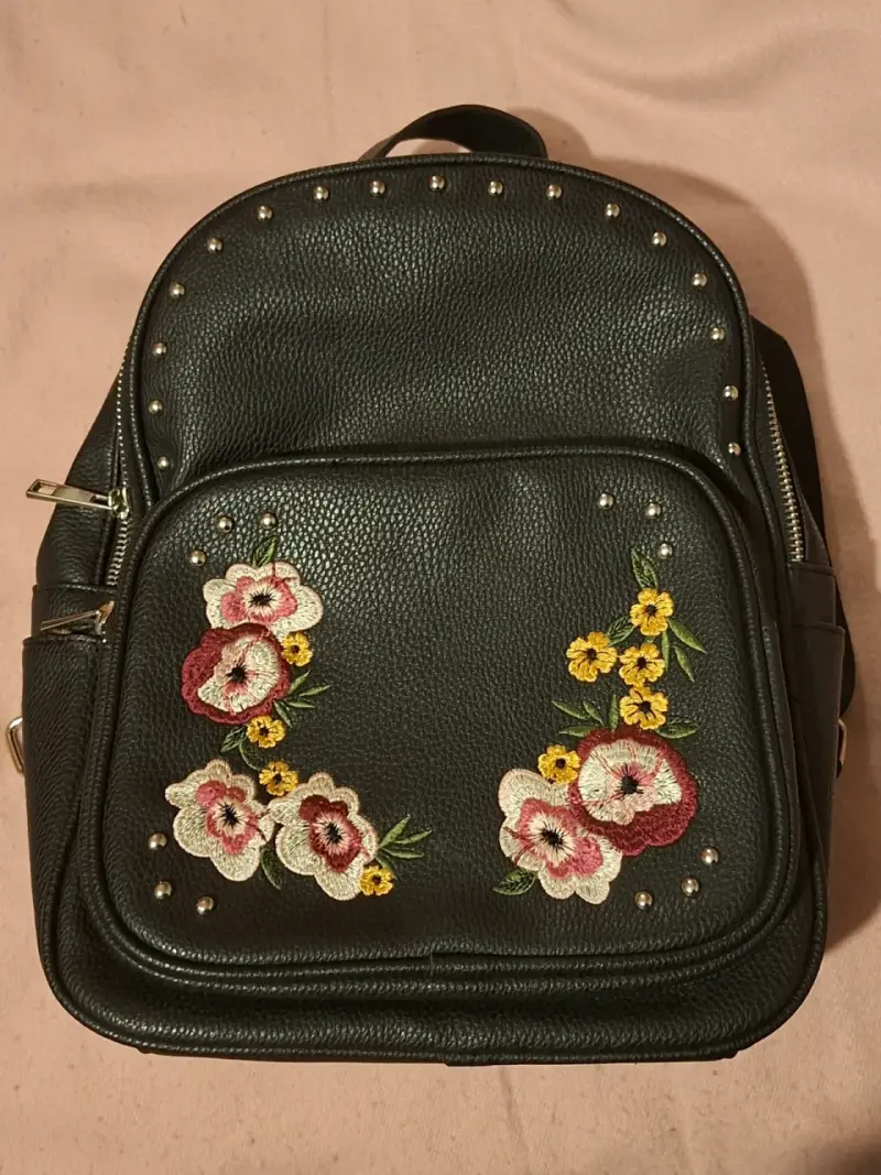 Mochila negra con bordado floral - 1