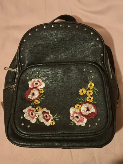 Mochila negra con bordado floral - miniatura 1