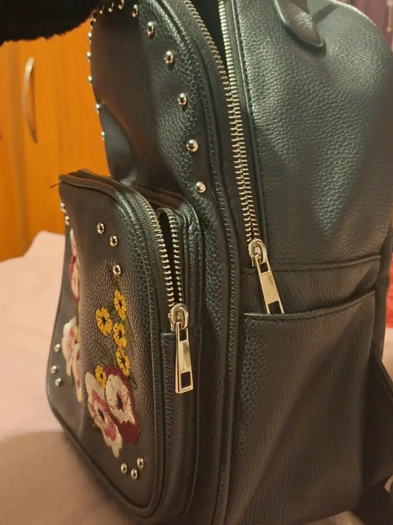 Mochila negra con bordado floral - 2