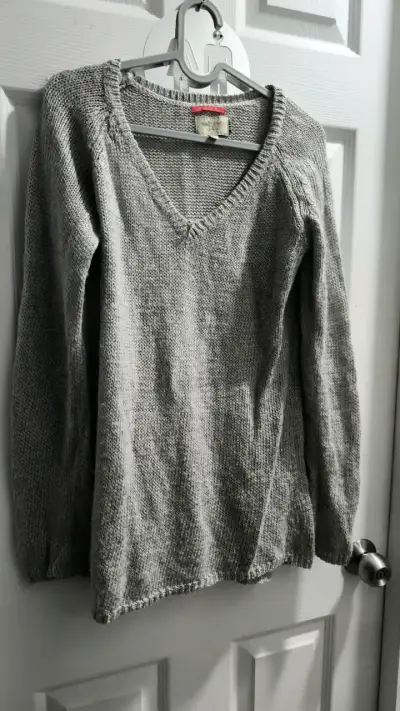 Suéter gris de lana para mujer - miniatura 1