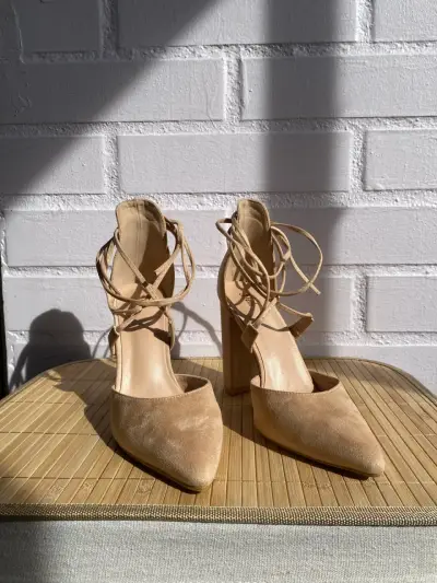 Tacones beige con tiras cruzadas - miniatura 1